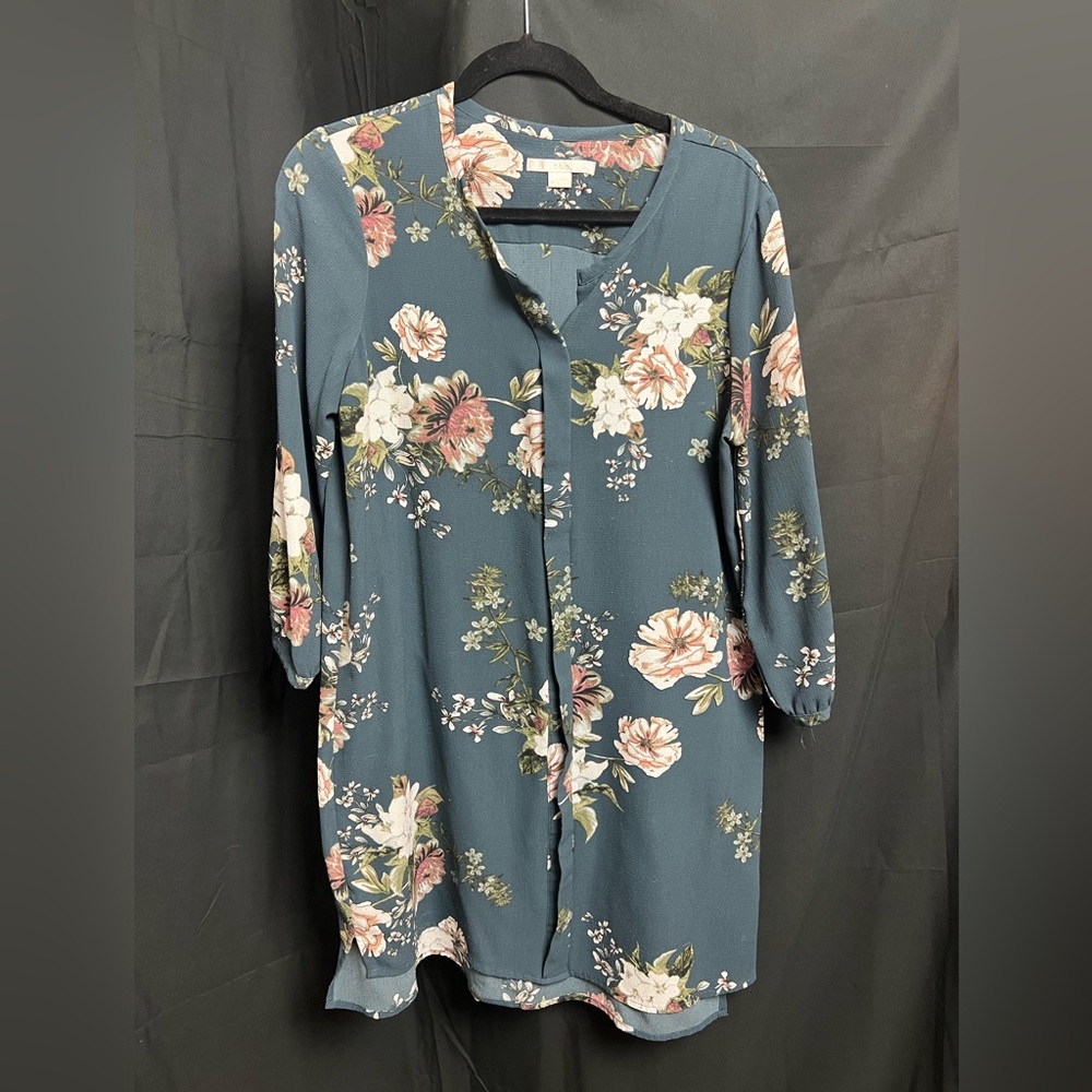 Excellent preowned 3/4 sleeve navy and floral shirt dress size medium